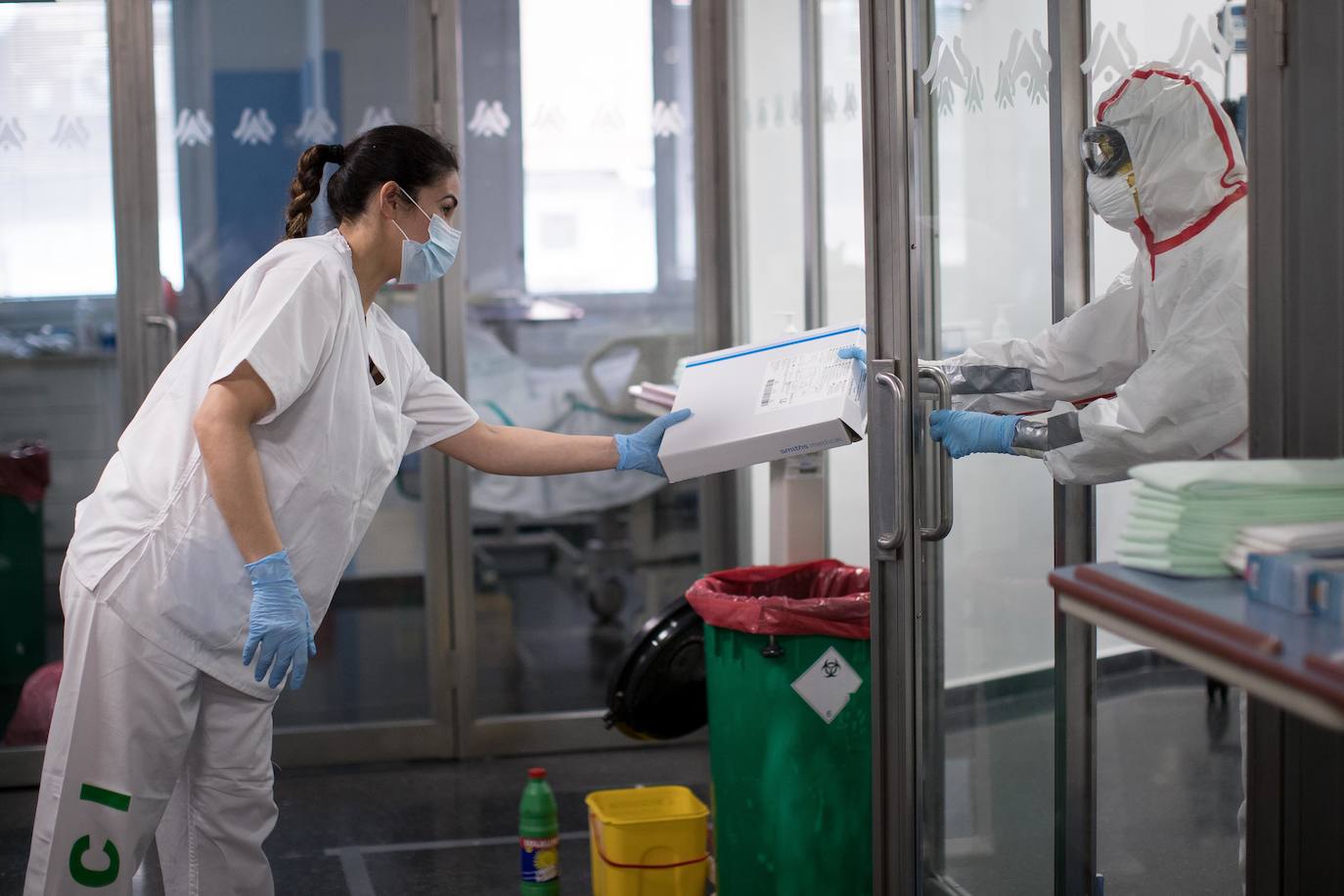 Sanitarios de la UCI del Virgen de las Nieves extreman las precauciones