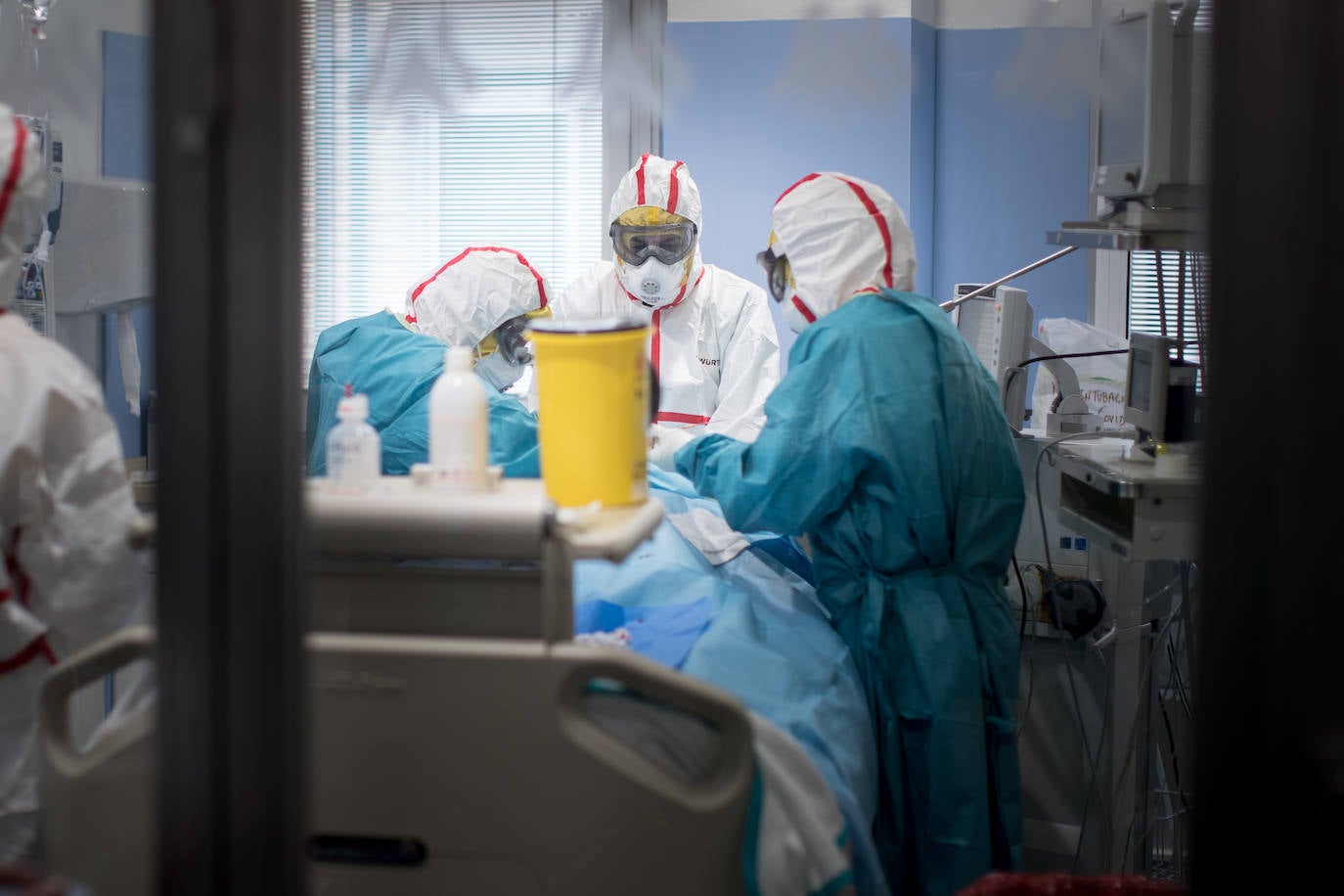 Sanitarios de la UCI del Virgen de las Nieves extreman las precauciones