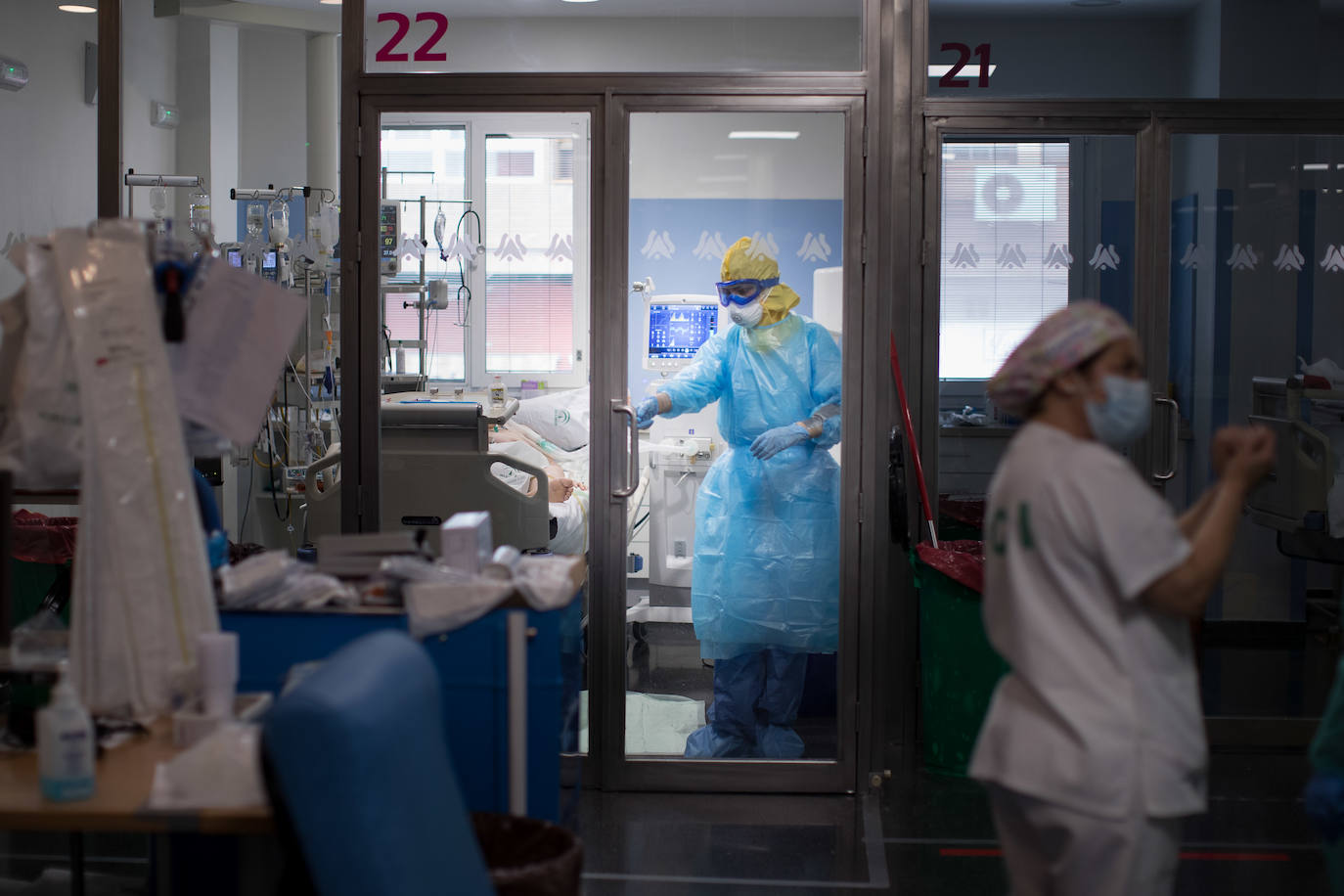 Sanitarios de la UCI del Virgen de las Nieves extreman las precauciones