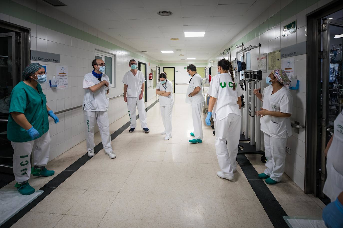 Sanitarios de la UCI del Virgen de las Nieves extreman las precauciones