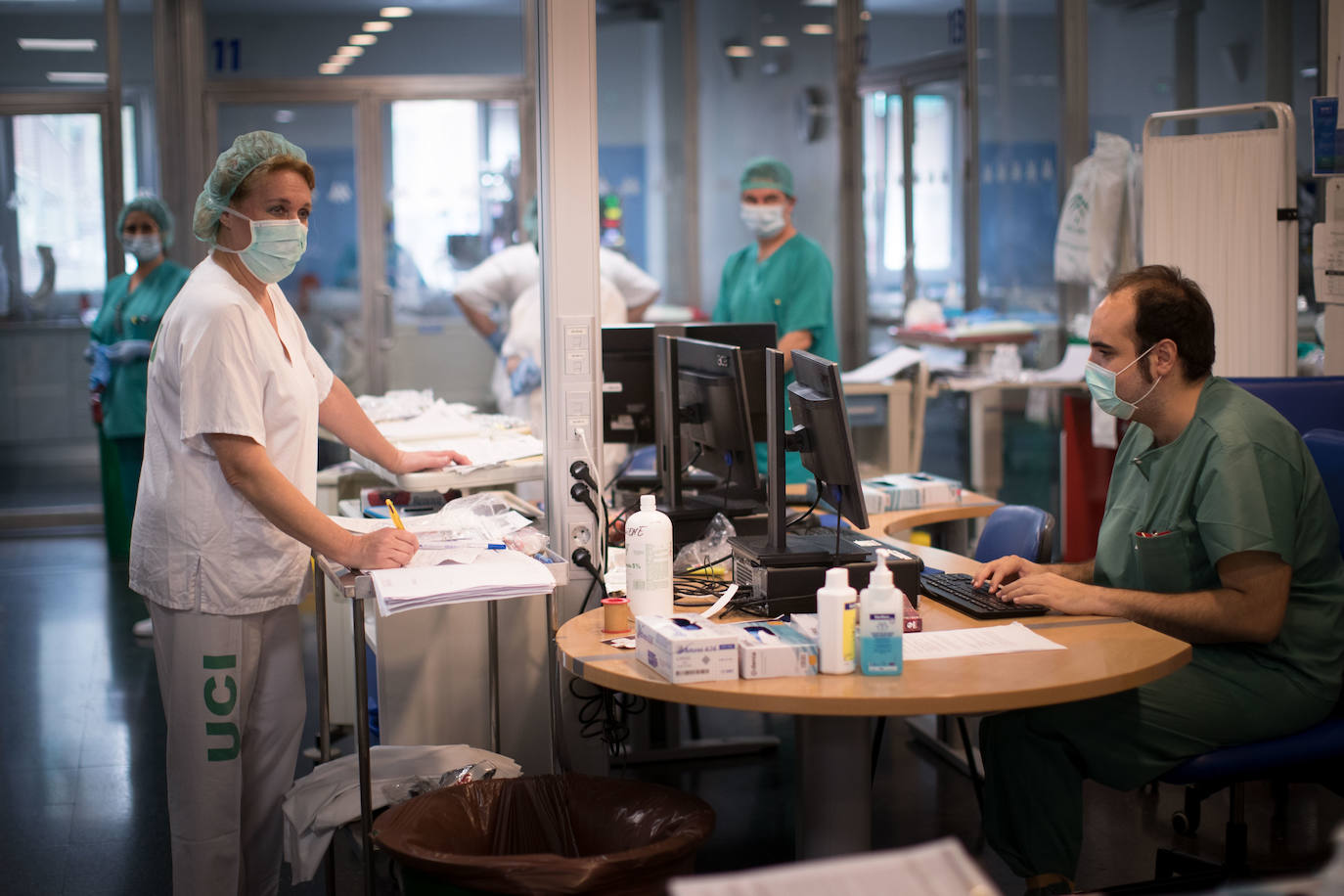 Sanitarios de la UCI del Virgen de las Nieves extreman las precauciones