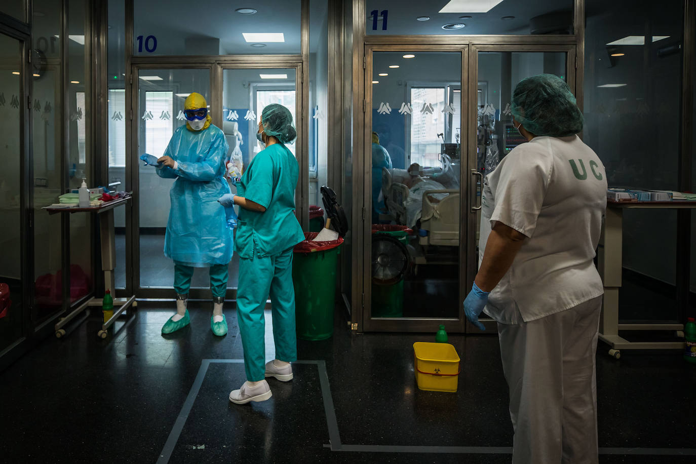 Sanitarios de la UCI del Virgen de las Nieves extreman las precauciones