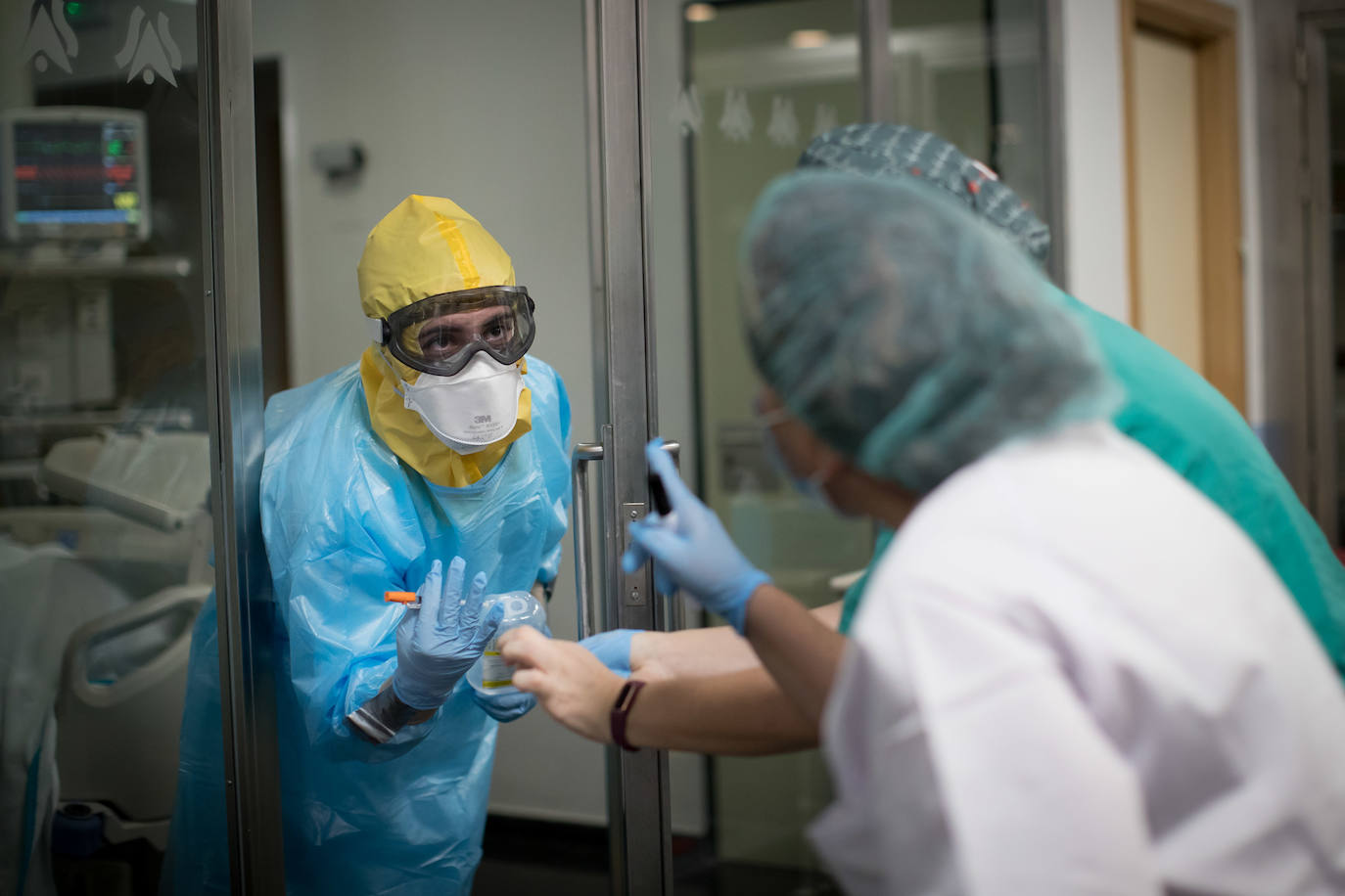 Sanitarios de la UCI del Virgen de las Nieves extreman las precauciones