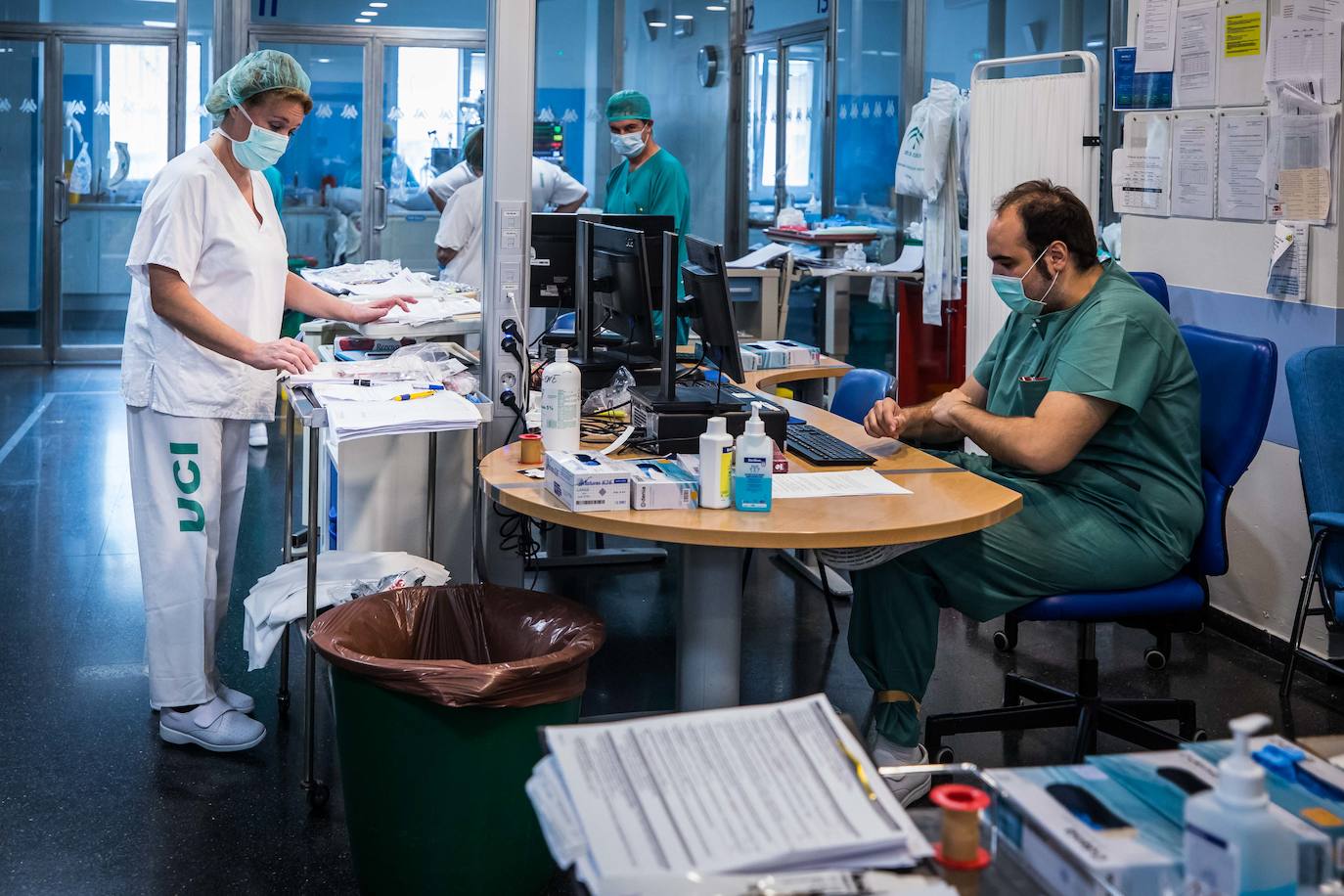 Sanitarios de la UCI del Virgen de las Nieves extreman las precauciones