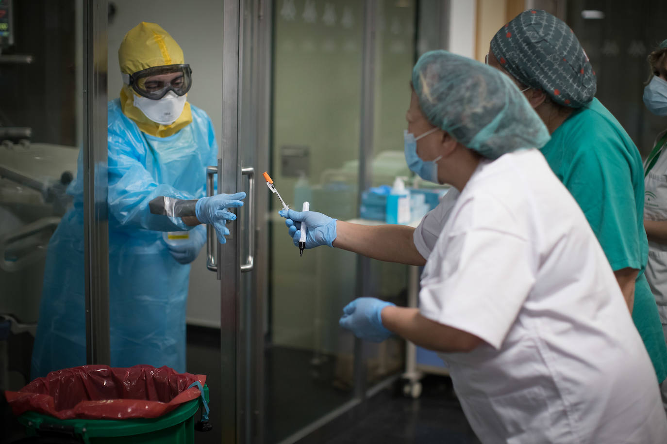 Sanitarios de la UCI del Virgen de las Nieves extreman las precauciones