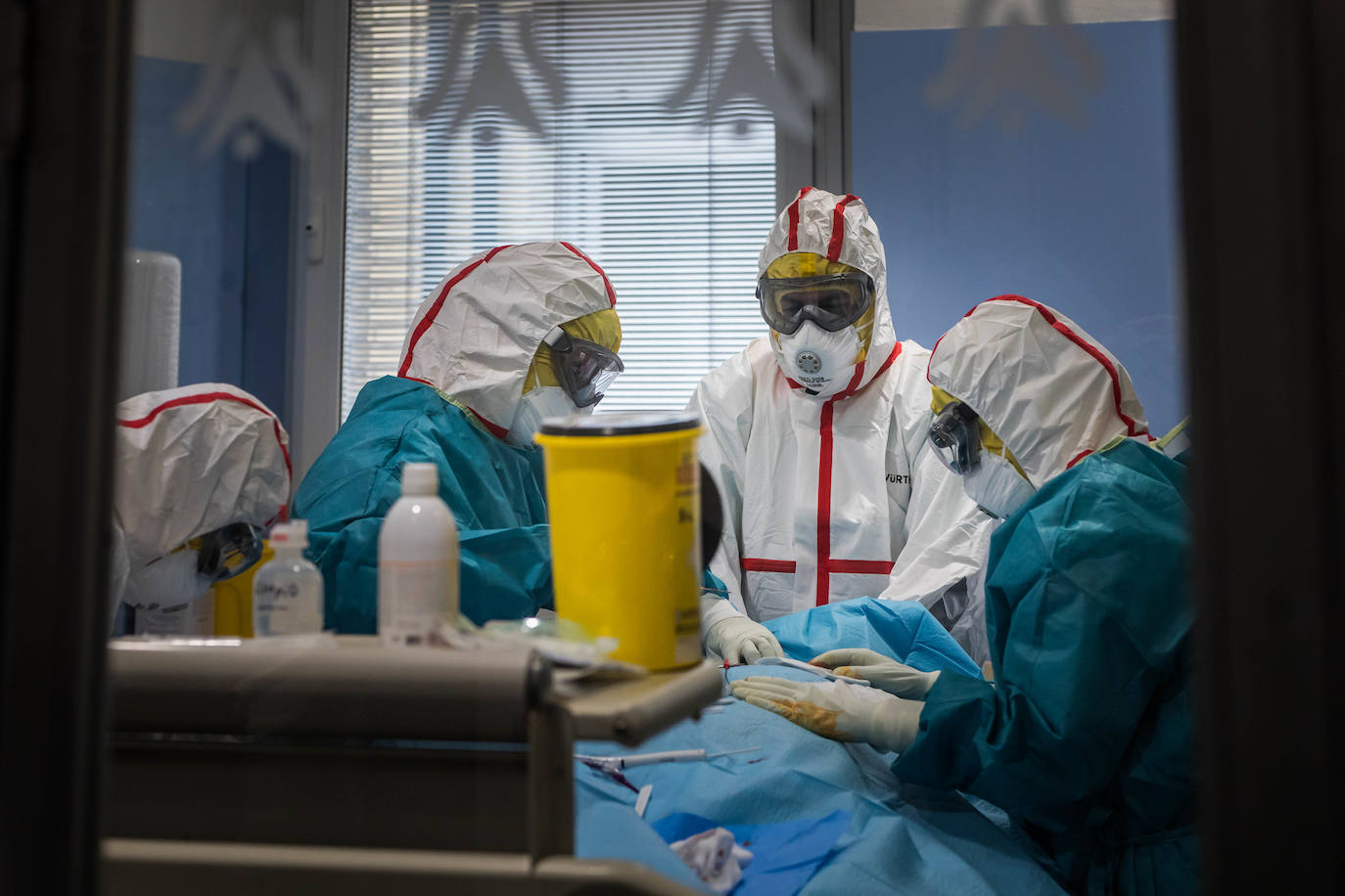 Sanitarios de la UCI del Virgen de las Nieves extreman las precauciones