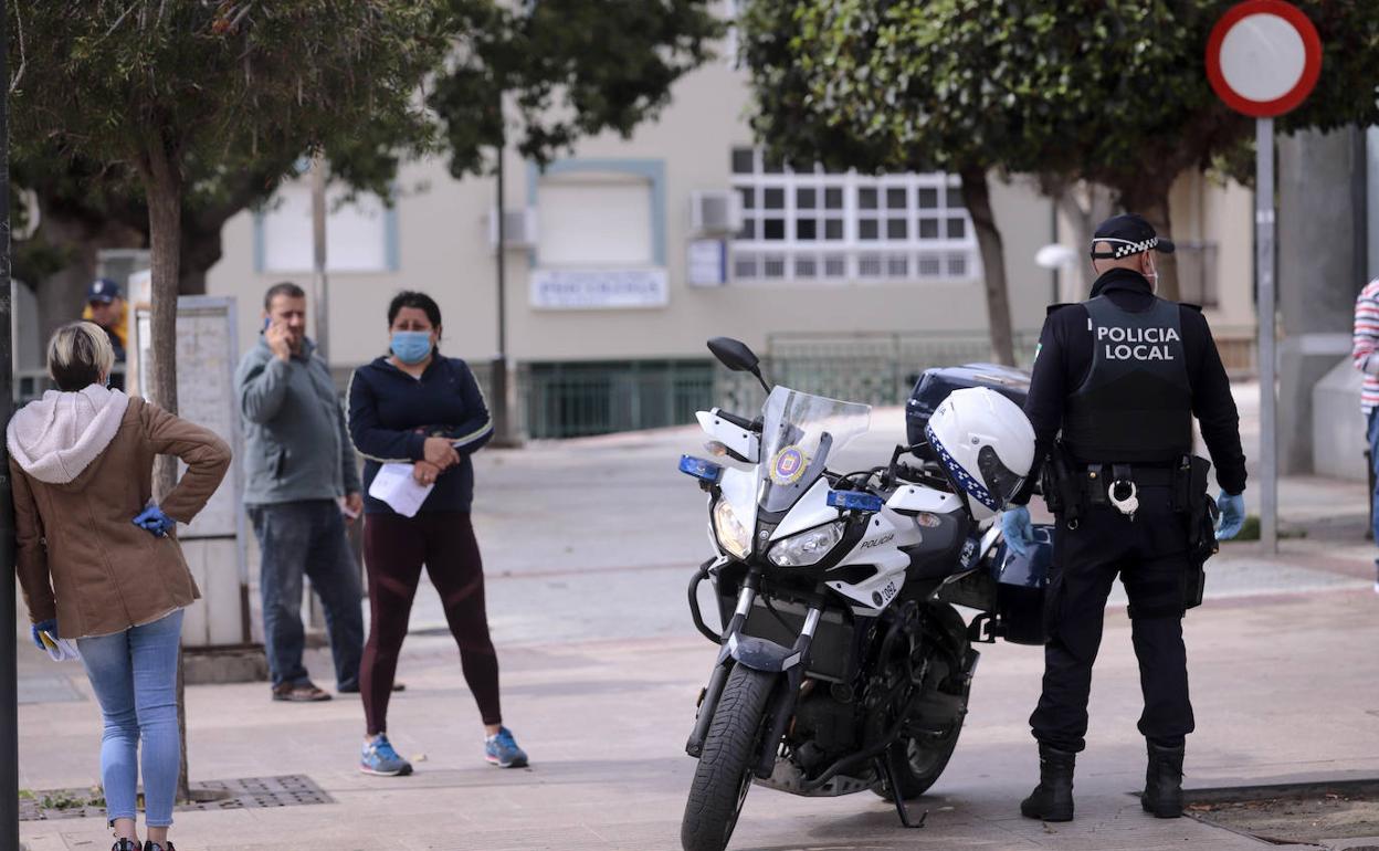 Agentes de Policía de Motril realizan controles para evitar que la gente salga a la calle sin justificación.