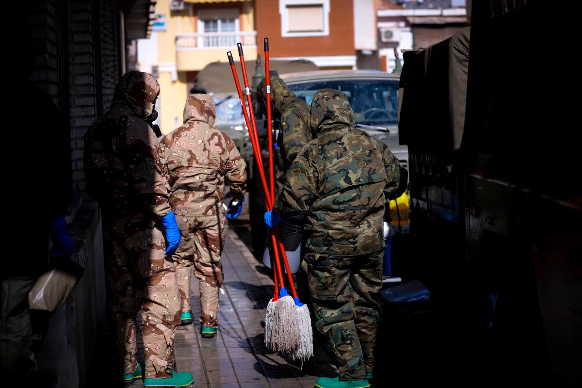 Fotos: La Legión realiza labores de desinfección en residencias de Motril