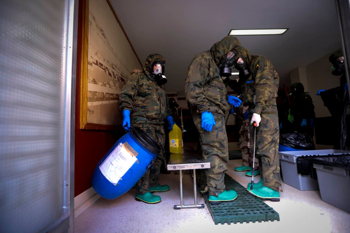 Fotos: La Legión realiza labores de desinfección en residencias de Motril