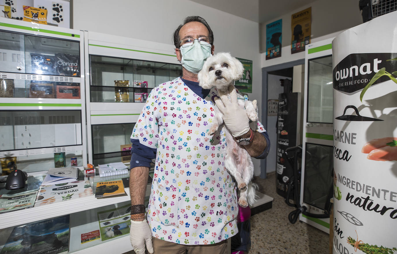 Ignacio, preparando a uno de los 'perretes' a los que atiende en su tienda.