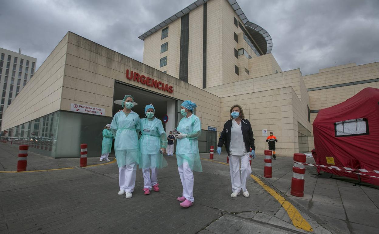 El hospital San Cecilio es uno de los que tiene un mayor número de pacientes con coronavirus ingresados en sus instalaciones. 