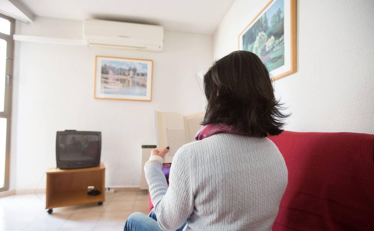 Una víctima de violencia de género en un piso de acogida. 