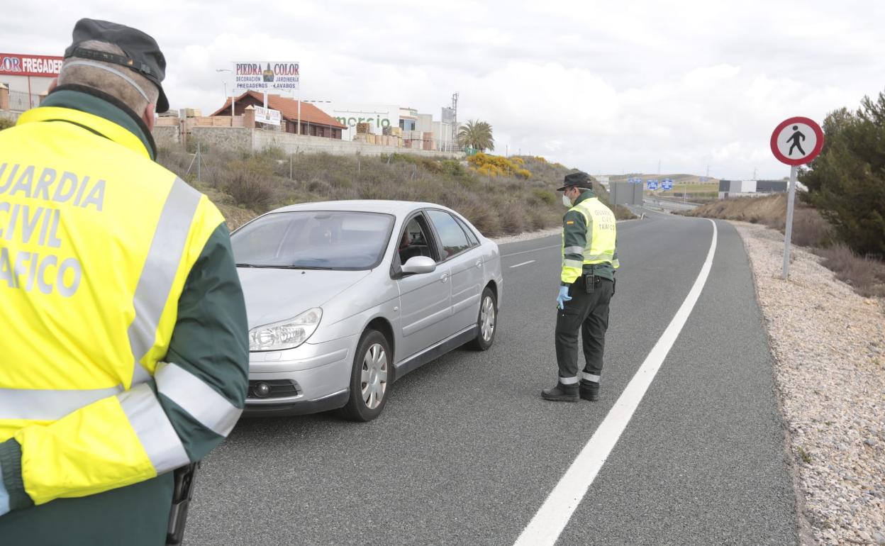 La Guardia Civil de Tráfico realiza un control de carretera durante el estado de alarma