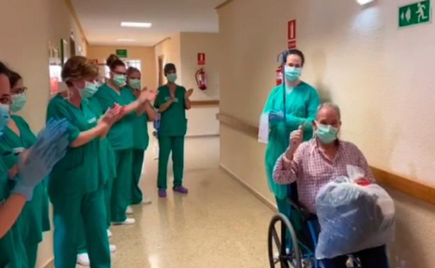 El personal sanitario despidió al paciente en el primer día en el que se han dado altas en el hospital.