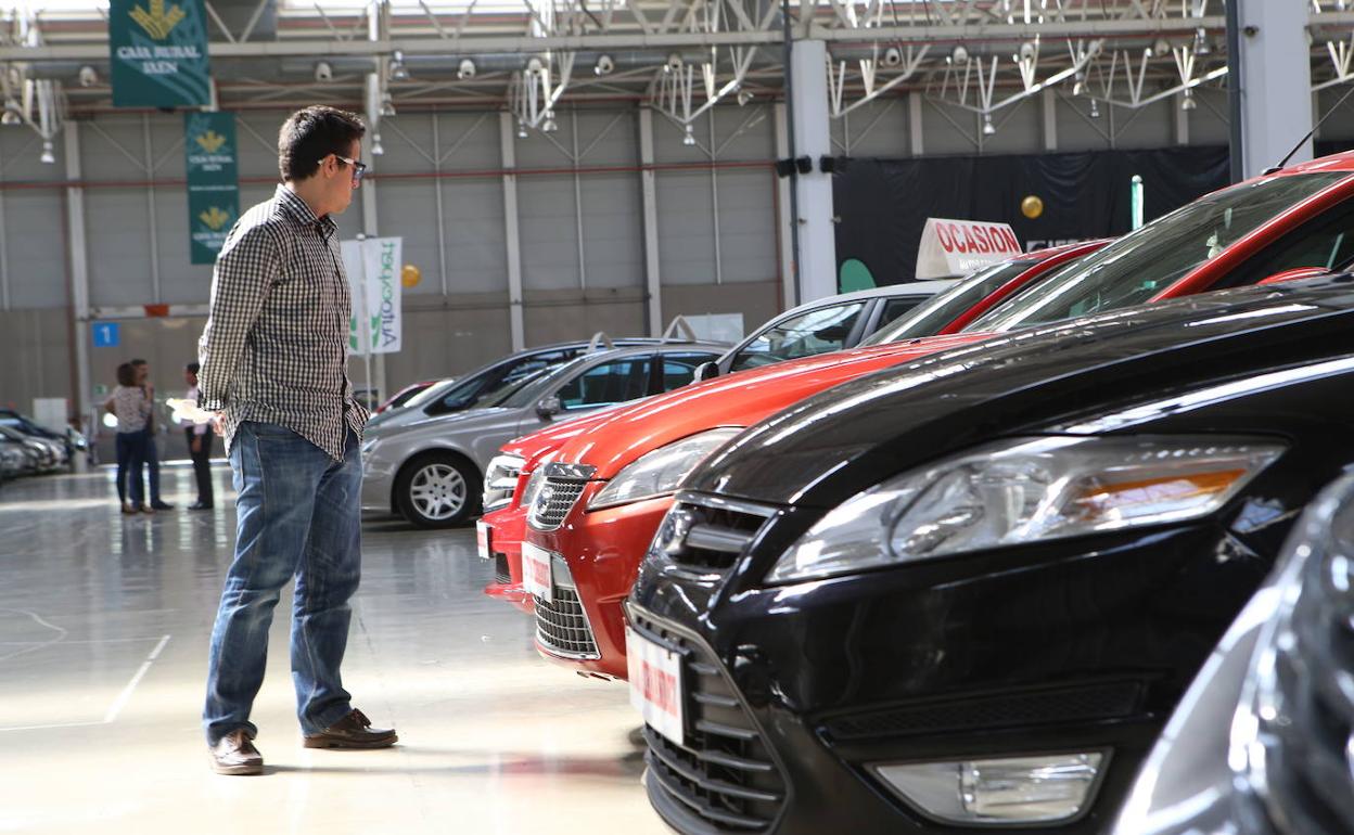 Un visitante observa un coche en el Salón del Automóvil en Ifeja. 