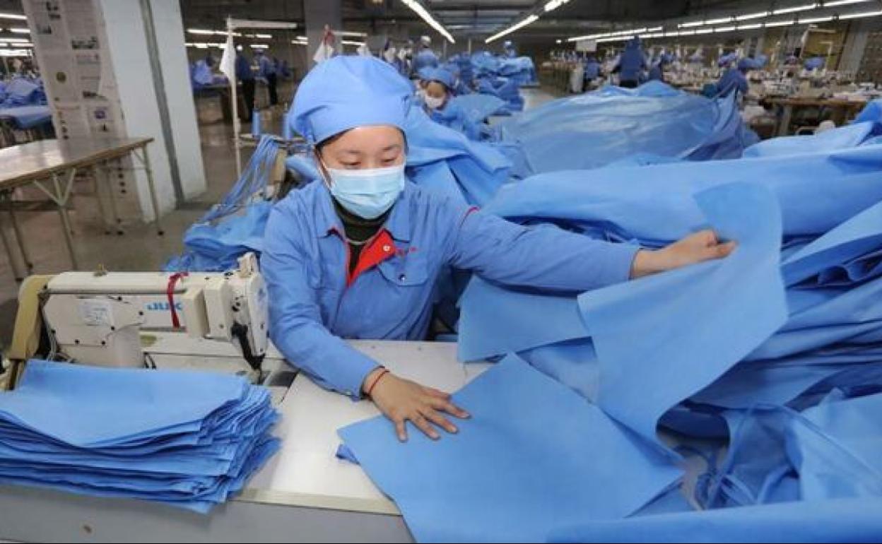 Acción de ataque del Granada ante el Alavés en Los Cármenes. 