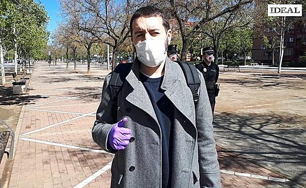 El redactor de IDEAL Sergio González Hueso da la última hora de los controles policiales en Granada