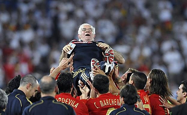 Luis Aragonés, manteado por sus jugadores tras la conquista de la Eurocopa 2008. 