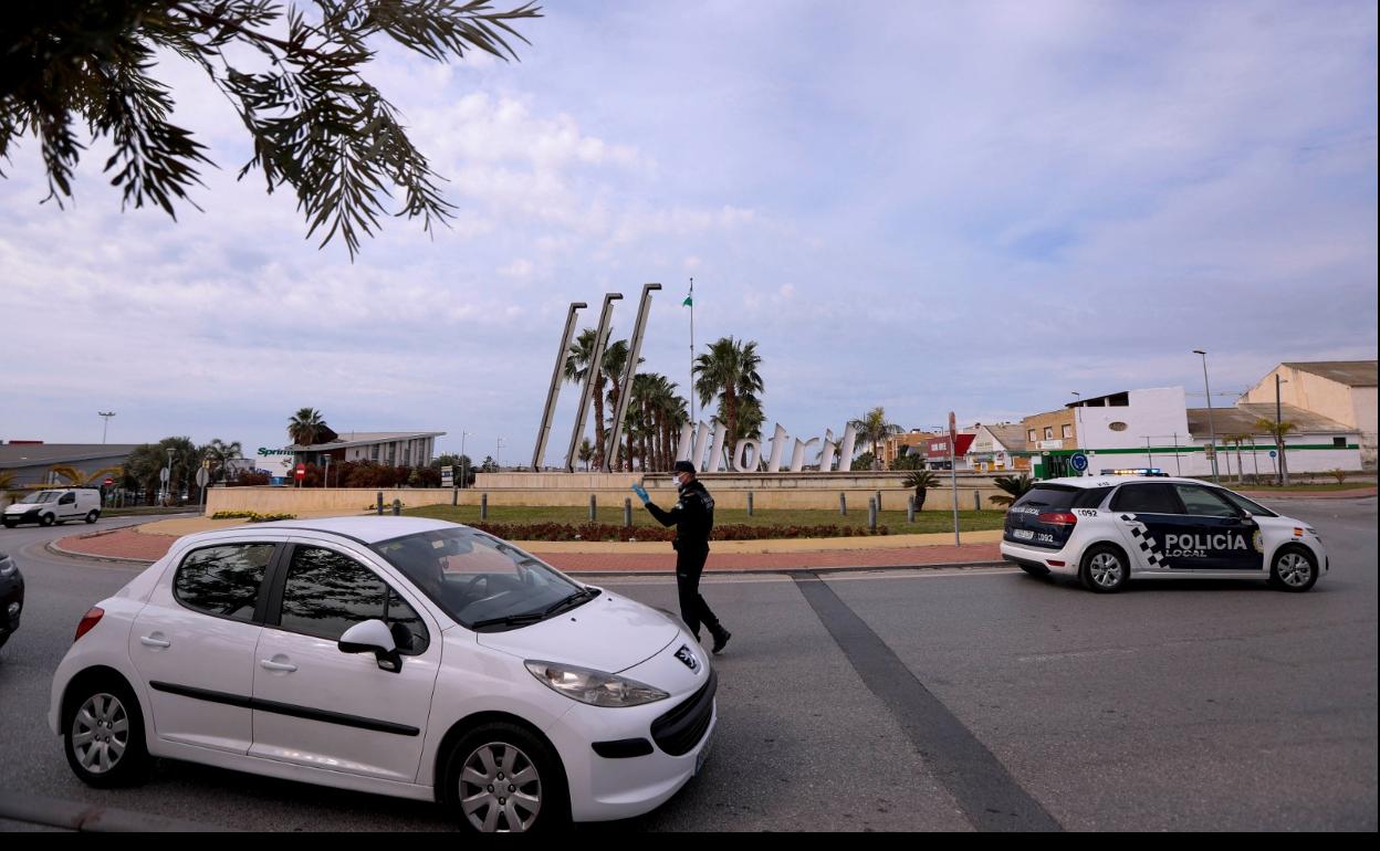 Motril controla los accesos a la playa y las Zorreras para evitar 'escapadas' en Semana Santa