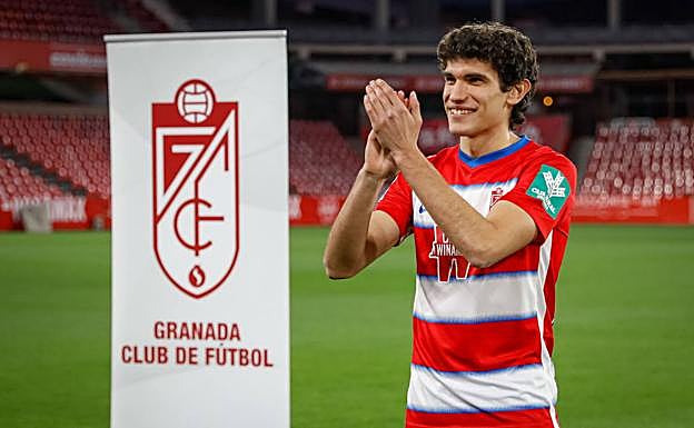 Vallejo, durante su presentación con el Granada. 