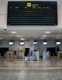 Imagen secundaria 2 - Paneles vacíos, sin colas en mostradores y con el personal mínimo.