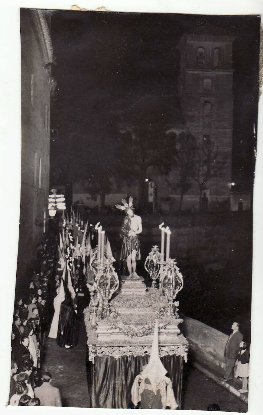 Jesús de la Sentencia con la iglesia de San Pedro al fondo en 1946