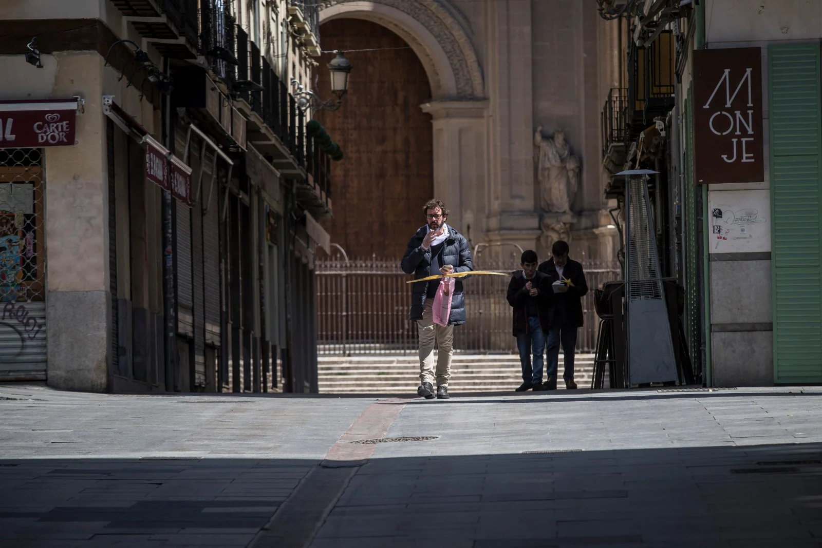 Recorremos, en plena cuarentena, las calles y plazas de la capital que constituyen el paso obligatorio de las estaciones de penitencia de las hermandades de la ciudad