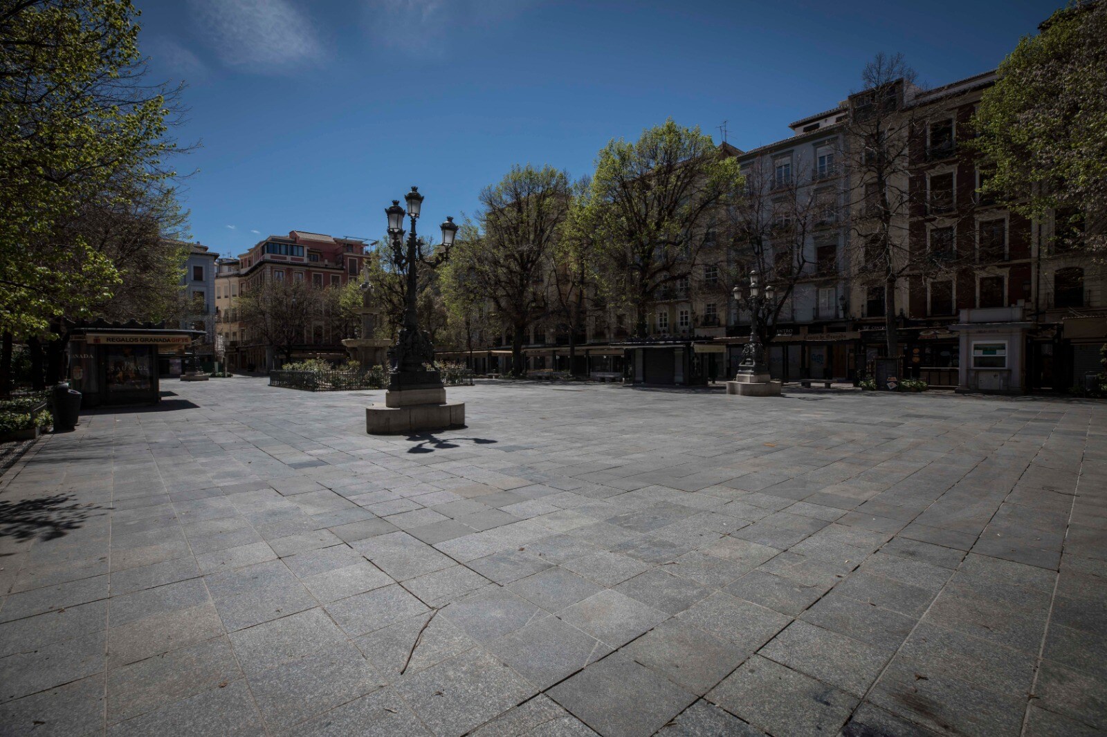 Recorremos, en plena cuarentena, las calles y plazas de la capital que constituyen el paso obligatorio de las estaciones de penitencia de las hermandades de la ciudad