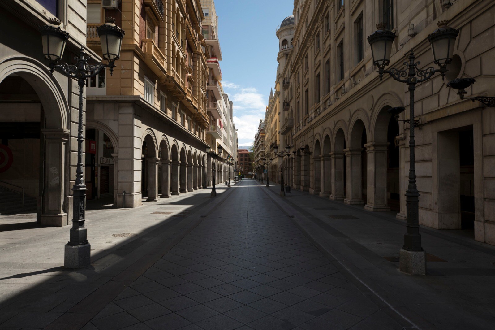 Recorremos, en plena cuarentena, las calles y plazas de la capital que constituyen el paso obligatorio de las estaciones de penitencia de las hermandades de la ciudad