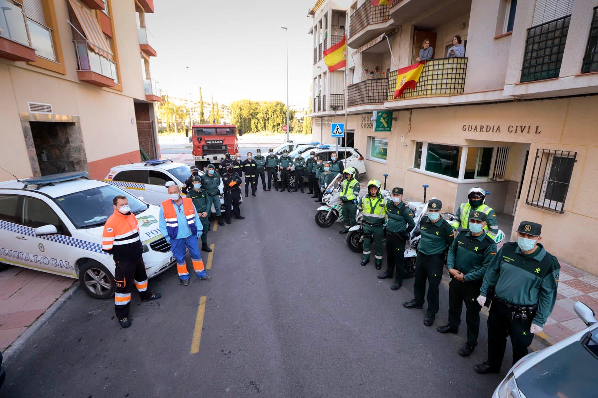 La Guardia Civil y la Policía Local amenizan las tardes a los vecinos y agradecen la labor del personal esencial con visitas y aplausos diarios