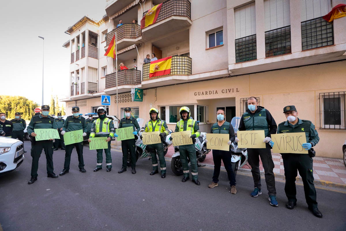 La Guardia Civil y la Policía Local amenizan las tardes a los vecinos y agradecen la labor del personal esencial con visitas y aplausos diarios