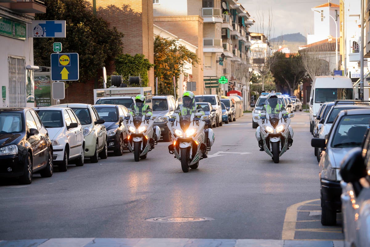 La Guardia Civil y la Policía Local amenizan las tardes a los vecinos y agradecen la labor del personal esencial con visitas y aplausos diarios