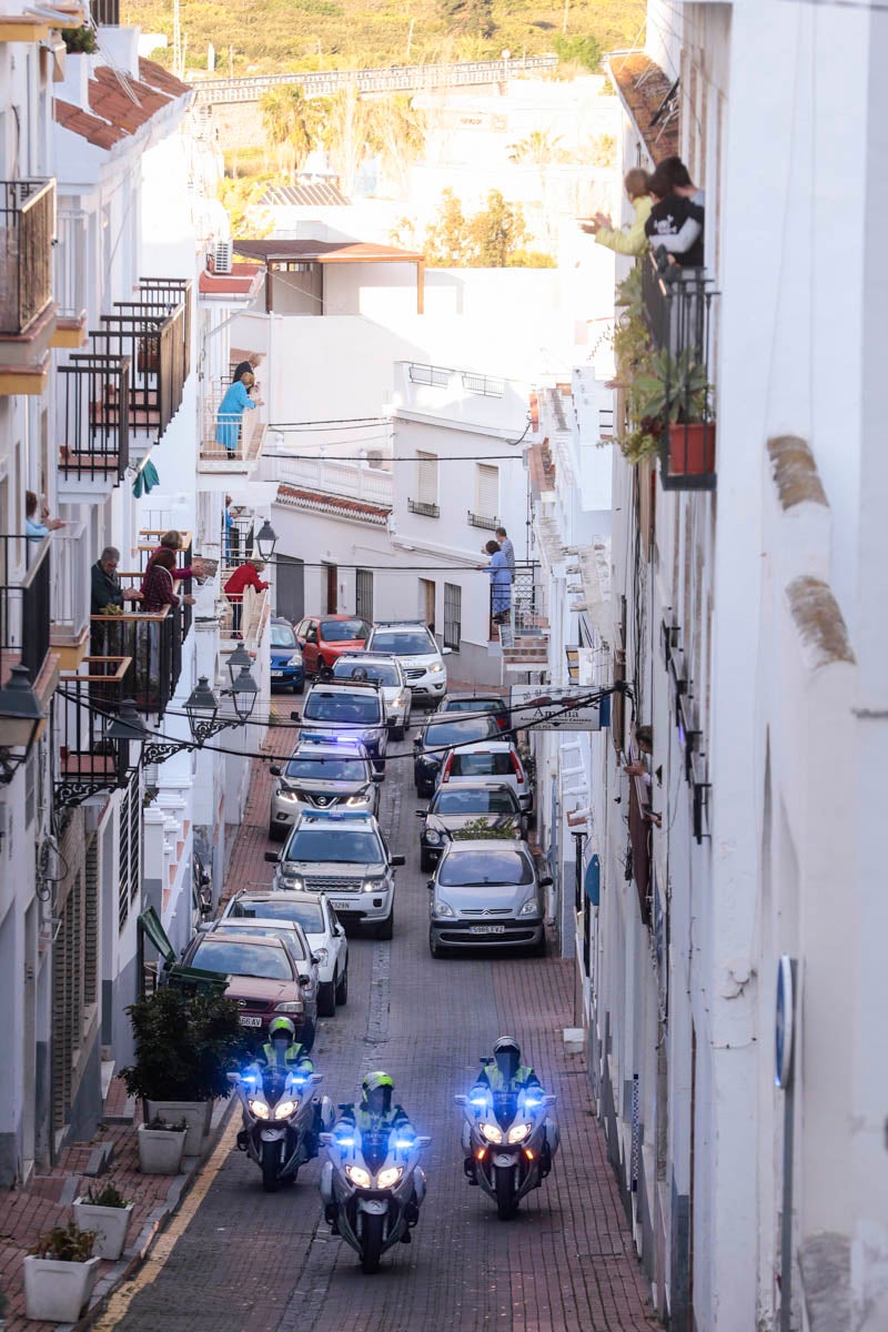 La Guardia Civil y la Policía Local amenizan las tardes a los vecinos y agradecen la labor del personal esencial con visitas y aplausos diarios