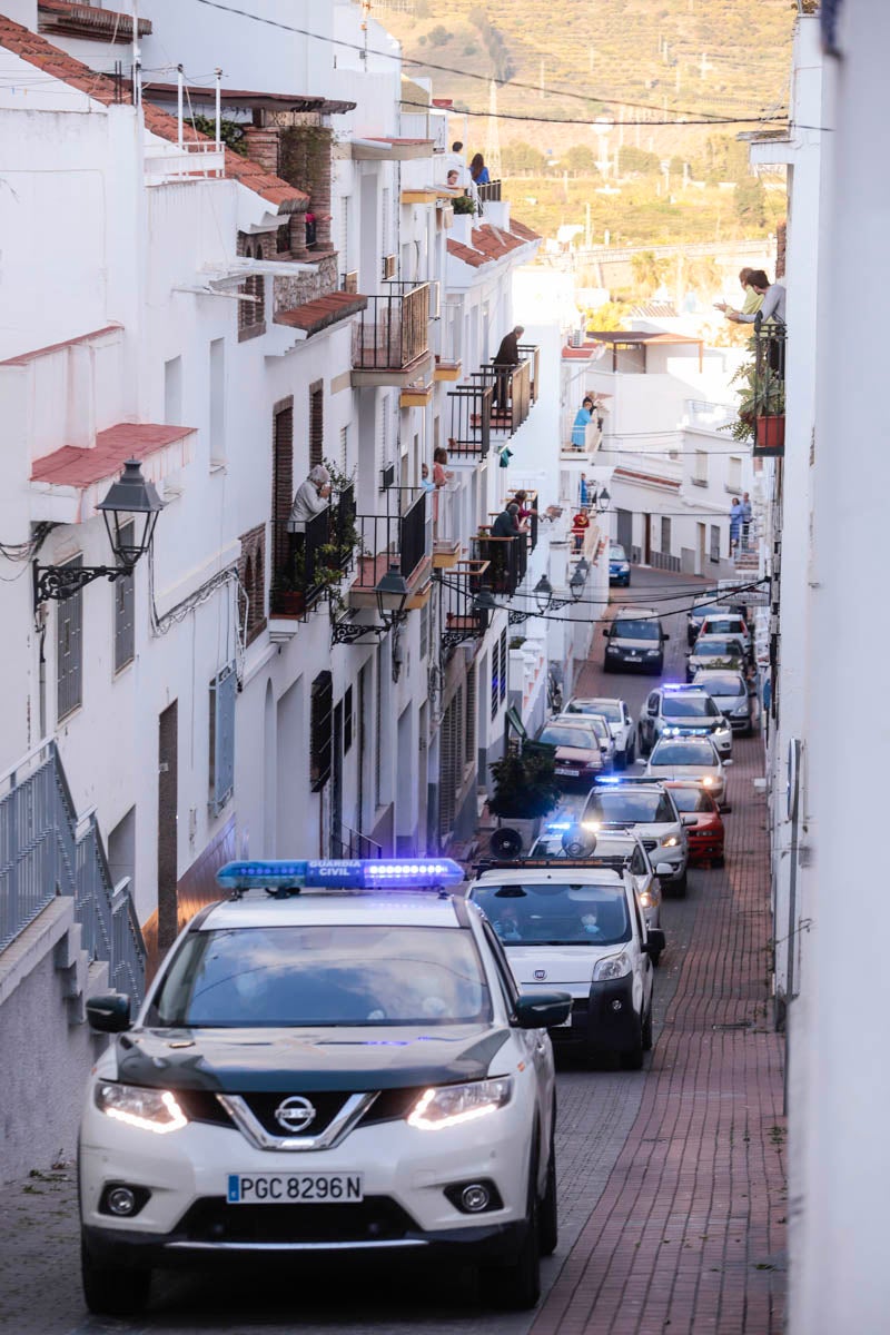 La Guardia Civil y la Policía Local amenizan las tardes a los vecinos y agradecen la labor del personal esencial con visitas y aplausos diarios