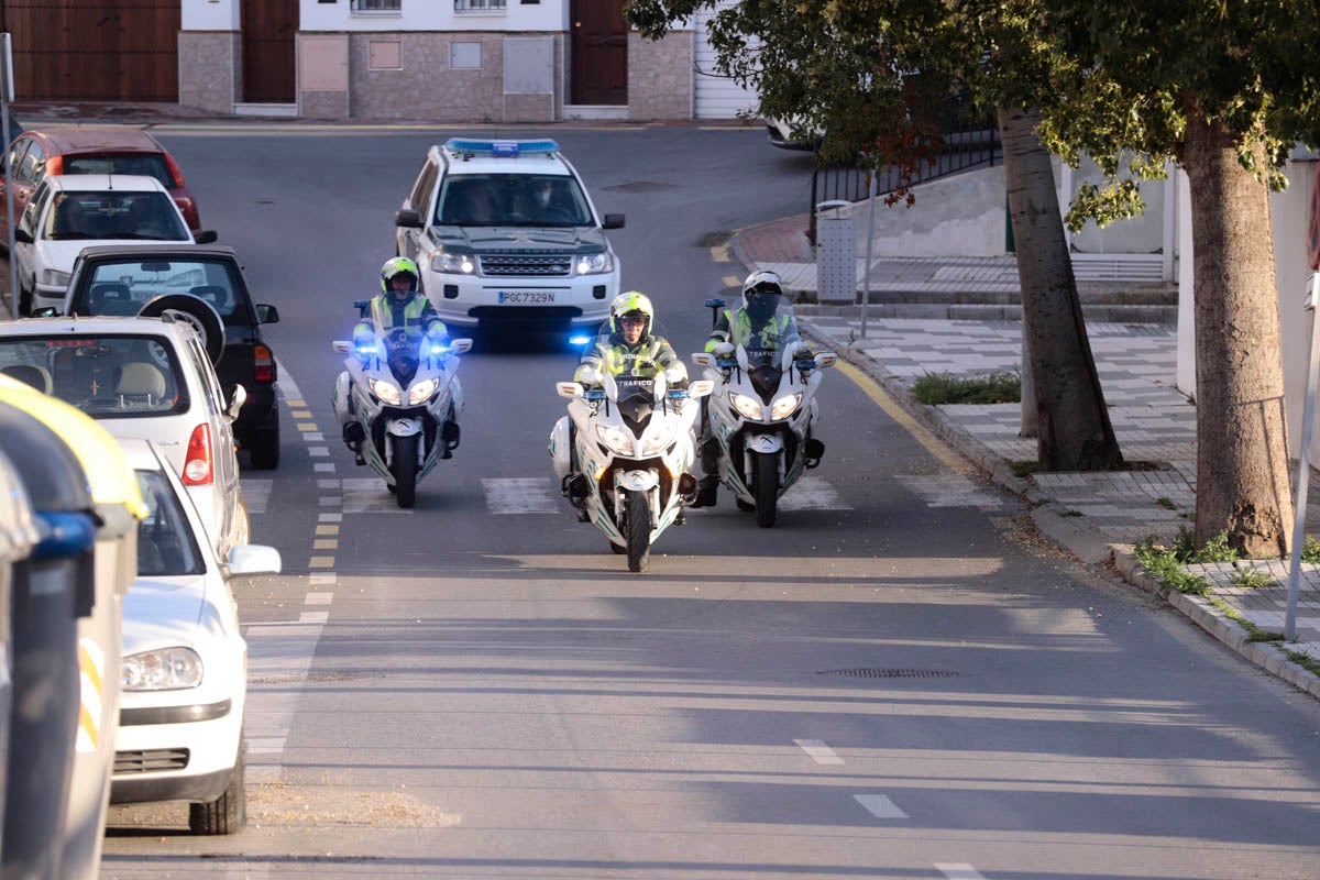 La Guardia Civil y la Policía Local amenizan las tardes a los vecinos y agradecen la labor del personal esencial con visitas y aplausos diarios