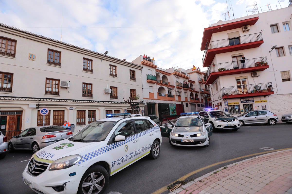 La Guardia Civil y la Policía Local amenizan las tardes a los vecinos y agradecen la labor del personal esencial con visitas y aplausos diarios