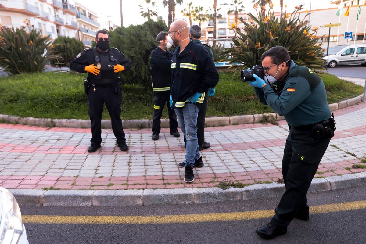 La Guardia Civil y la Policía Local amenizan las tardes a los vecinos y agradecen la labor del personal esencial con visitas y aplausos diarios