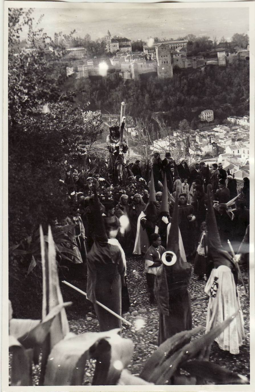 Procesión del Vía Crucis en el Albaicín en la madrugada del Viernes Santo, en una imagen de principios del siglo XX, posiblemente de la fundación de la hermandad en 1917