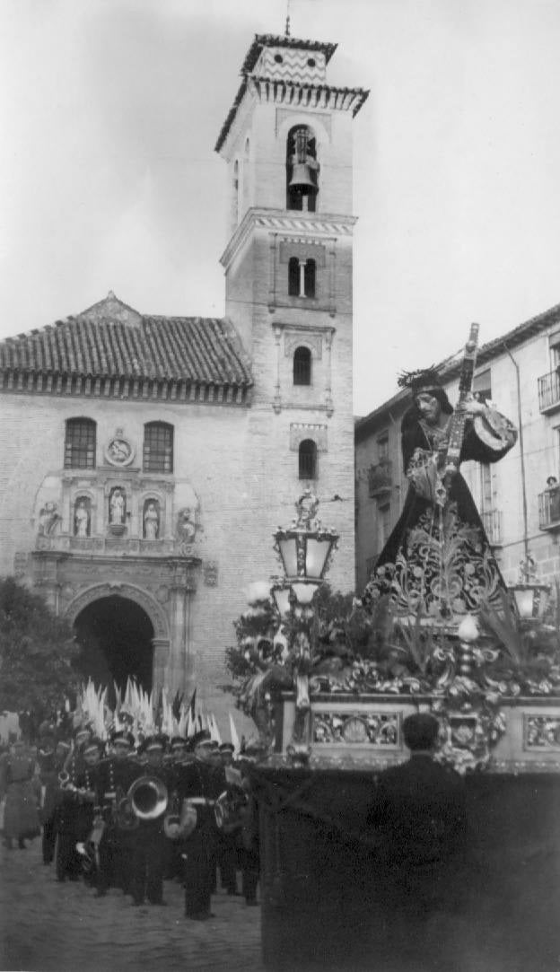 La Real Hermandad y Cofradía de Nazarenos de Nuestro Padre Jesús del Gran Poder y Nuestra Señora de la Esperanza comienza su estación de penitencia desde la iglesia de Santa Ana