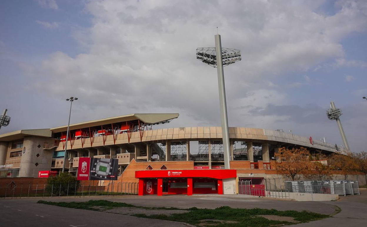 El estadio de Los Cármenes tardará en celebrar un nuevo partido de fútbol en sus instalaciones. 