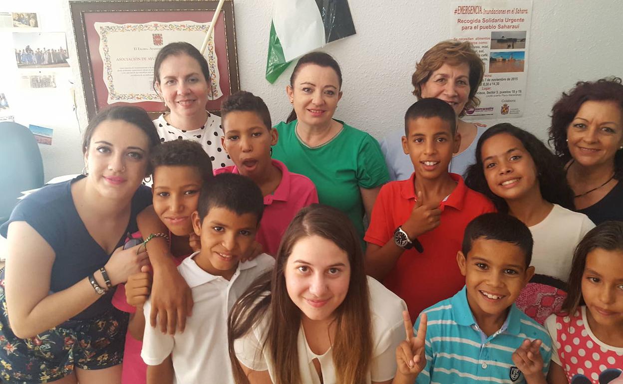 Niños saharauis y sus familias de acgida en una edición anteriores del programa.