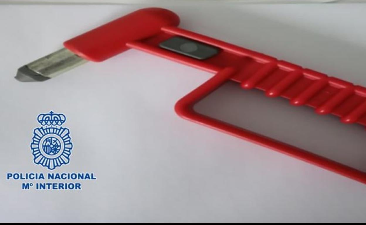 Utensilio utlizado para romper los cristales de los dos vehículos