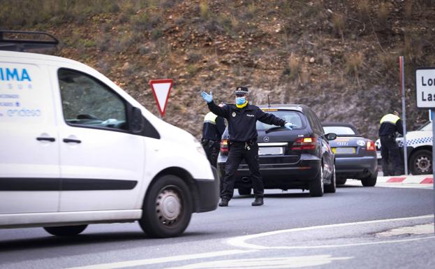 Agentes de Policía controlan los principales accesos al municipio.