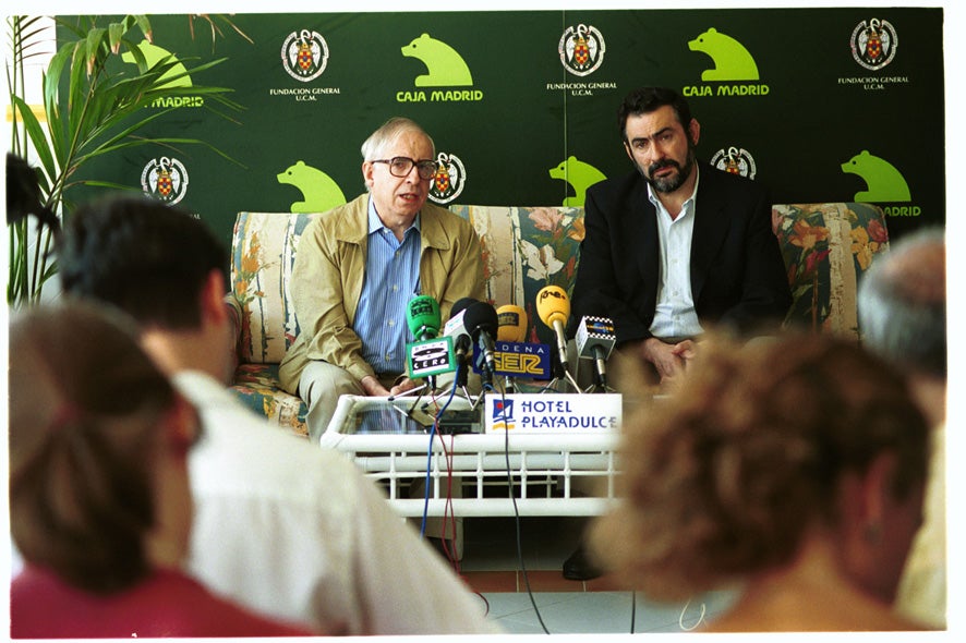 Manuel Alvar, derecha, en los Cursos de Verano de la Complutense