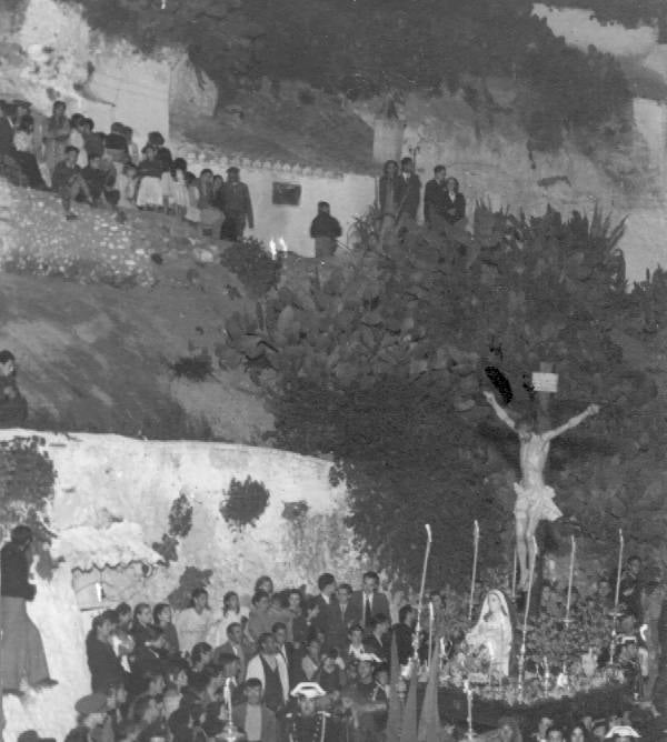 A los pies del Cristo, la Virgen del Sacromonte, a la que luego se le hizo el cuerpo y procesionó en paso