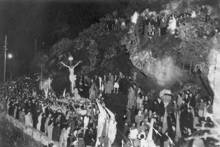 Cientos de devotos han acompañado al Cristo de los Gitanos en su recorrido por el barrio granadino del Sacromonte que permanece iluminado por las hogueras que se encieden a su paso 