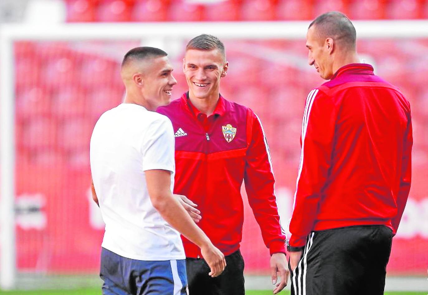Nikola Maras (centro) y Radosav Petrovic dialogan con Uros Djurdjevic (izquierda) antes del partido contra el Sporting de Gijón en El Molinón. 