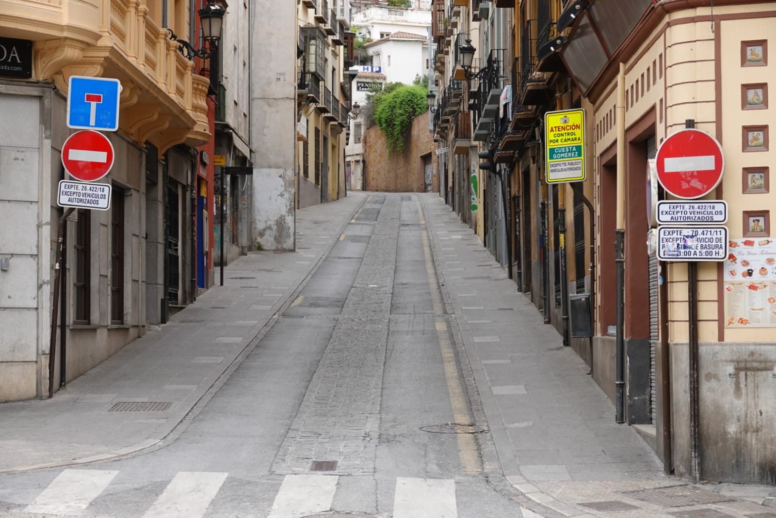 Dentro de la cuarentena, Granada sigue viviendo su Semana Santa más inusual