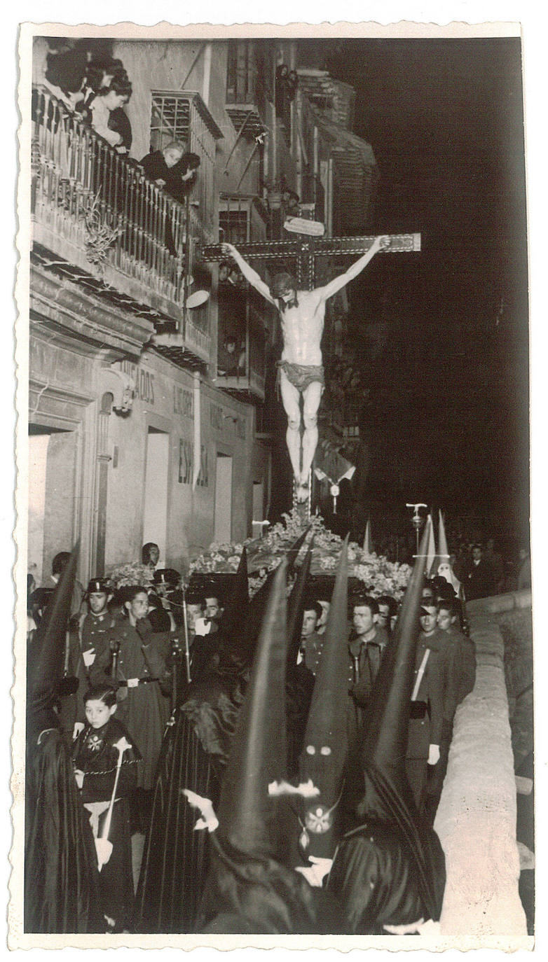 La fundación de esta Cofradía fue iniciada por algunos de los empleados de la Delegación de Hacienda en Granada, y popularmente se conocía como “Cofradía de los ladrones”. Esta imagen, del Cristo por la Carrera del Darro es de 1945