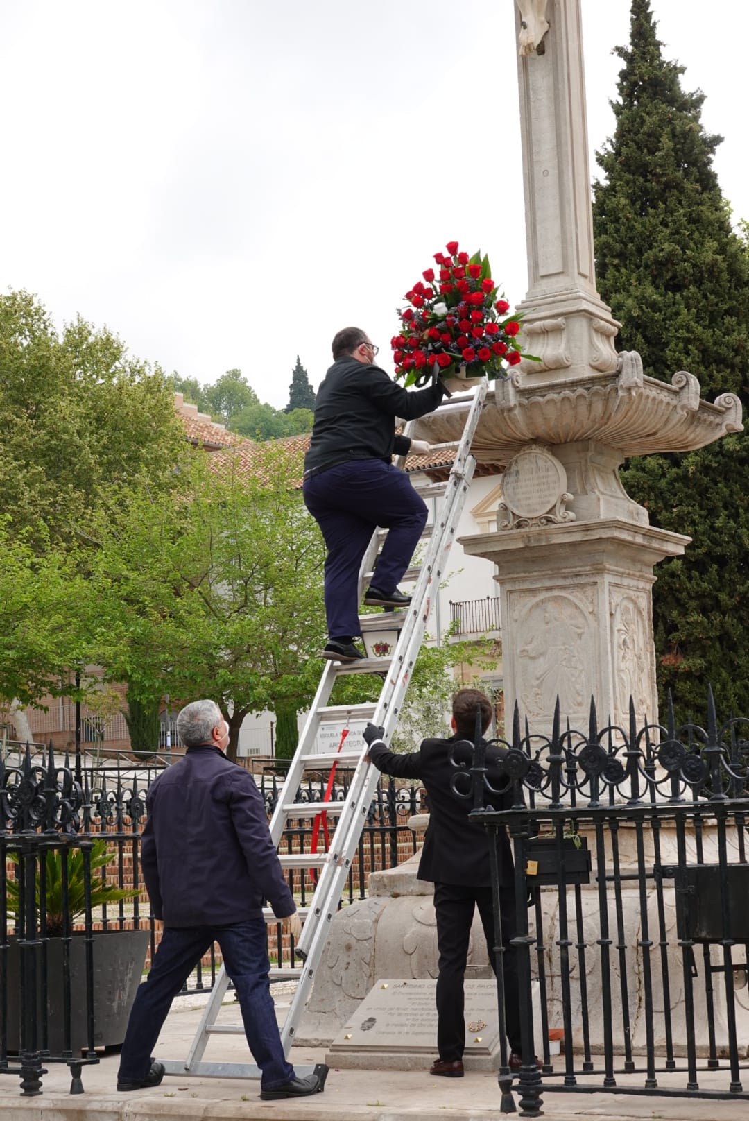 El Cristo del Campo del Príncipe ha recibido hoy su tradicional ofrenda floral a pesar del confinamiento declarado por el estado de alarma. Tres operarios han depositado un ramo junto a la cruz en el único acto de un Viernes Santo sin gente en las calles